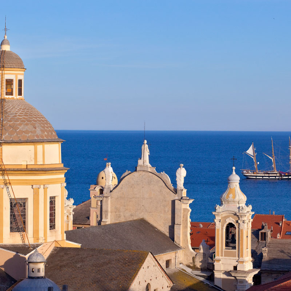 FINALE-MARINA-BASILICA-S-GIOVANNI-BATTISTA-E-VELIERO-PALINURO-FOTOSTUDIOLOVISOLO
