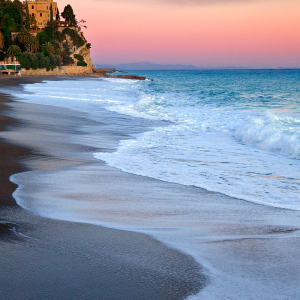 LA-SPIAGGIA-DI-FINALPIA-E-IL-CASTELLETTO-FOTOSTUDIOLOVISOLO